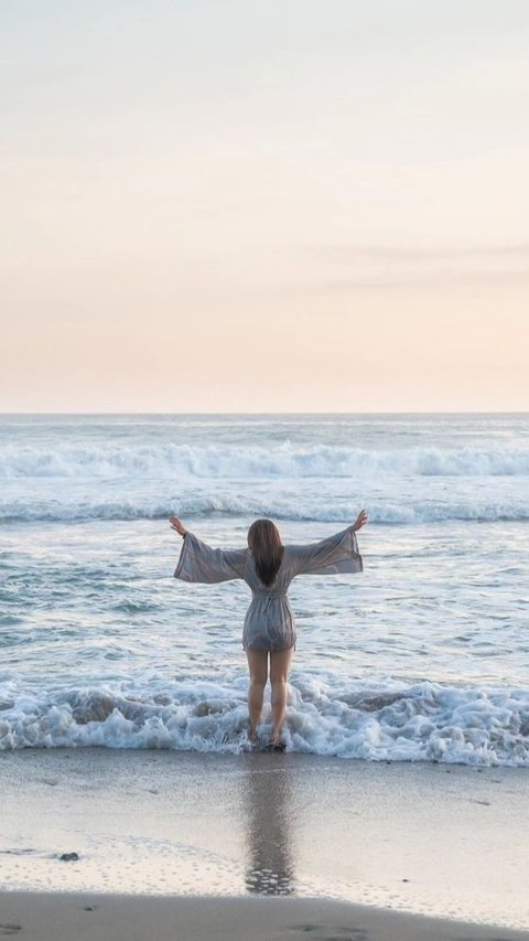 Wulan Guritno Melakukan Sesi Pemotretan di Pantai, Hot Mama Pamer Body Goals Bak Masih Gadis