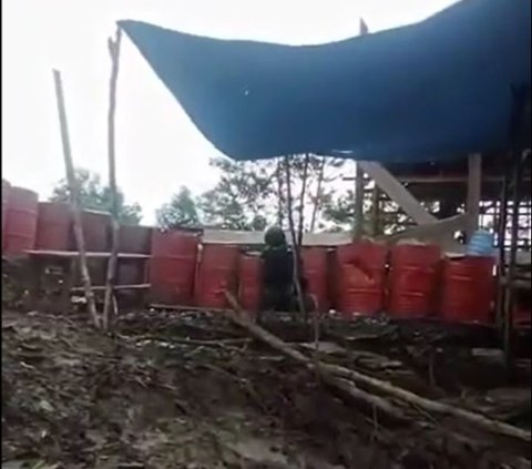 Beredar video viral di media sosial merekam detik-detik baku tembak prajurit TNI dengan kelompok kriminal bersenjata (KKB) di Kabupaten Yahukimo, Papua Pegunungan.