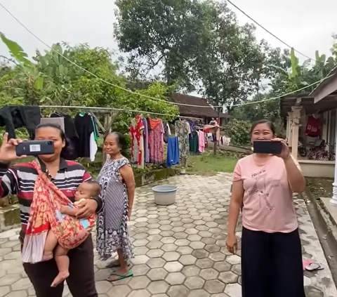 Heboh Tetangga Sampai Kumpul, Komedian Nopek Novian Beli Mebil Mewah Sang Ibu Gemetaran dan Siapkan Air Kembang