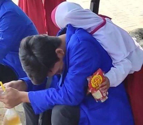 Potongan video ini tentu sudah tak asing lagi bagi masyarakat. Momen anak SD yang nempel banget dengan mahasiswa KKN ini sempat viral hingga ditonton lebih dari 11 juta kali.