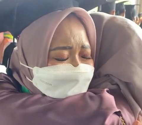 Tempuh Perjalanan 10 Jam, Momen Ayah yang Sakit Tetap Datang di Wisuda Putrinya Ini Viral