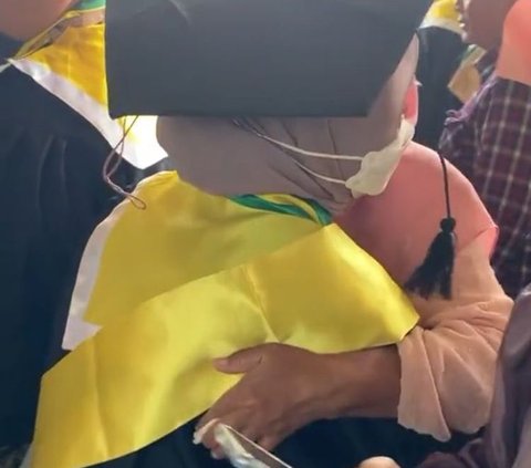 Sang ibu pun langsung memeluk dan memberi ucapan selamat pada putrinya yang dapat lulus dengan predikat cumlaude. Momen ini pun viral di TikTok dan membuat warganet ikut terharu.