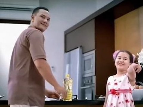 Potrtet Masa Kecil Aaliyah Massaid Saat Berperan Sebagai Bintang Iklan Bersama Mendiang Adjie Massaid