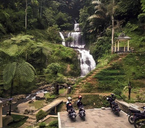 Keindahan Curug Gorobog di Sumedang, Jalurnya Berhiaskan Perbukitan Hijau dan Air Terjunnya Tingkat Tiga