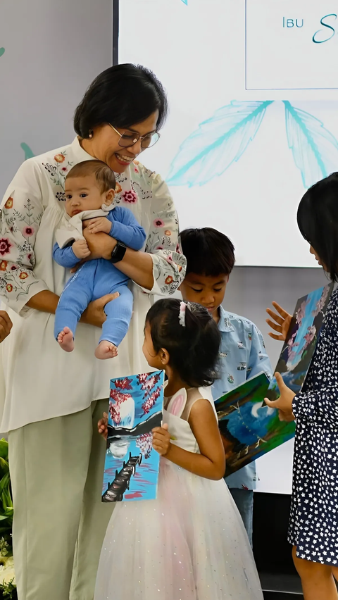 Warm Moment of Sri Mulyani Caring for Her Grandchild