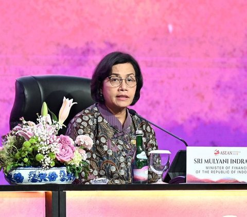 Warm Moment of Sri Mulyani Caring for Her Grandchild