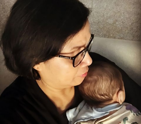 Warm Moment of Sri Mulyani Caring for Her Grandchild