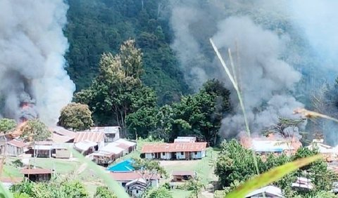 Benny juga mengajak seluruh masyarakat untuk bersatu dan mendukung upaya pemerintah dalam menjaga keamanan dan ketertiban di Papua.<br>