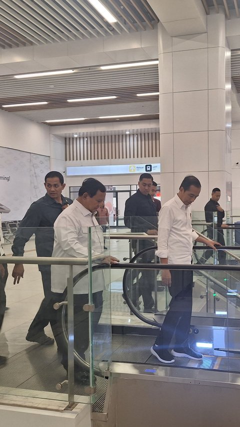 Usai Kunjungi PT Pindad, Jokowi Ajak Prabowo Jajal Kereta Cepat Bandung-Jakarta<br>