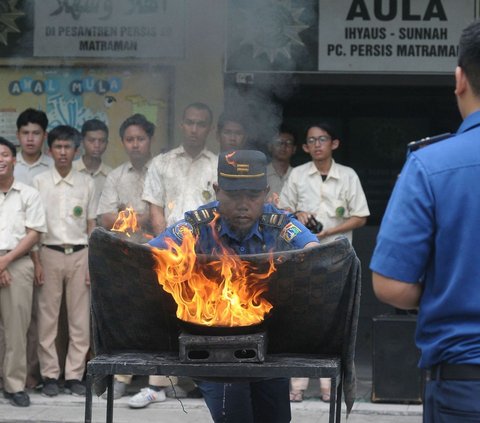 FOTO: BPBD dan Dinas Pemadam Kebakaran DKI Jakarta Edukasi Tanggap Darurat Bencana di Lingkungan Sekolah