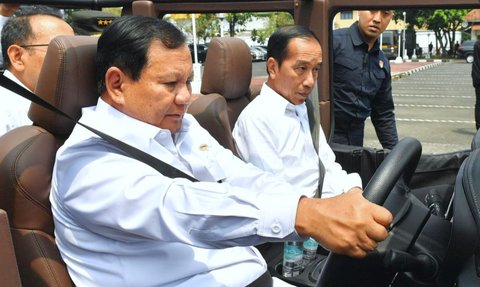 Momen 'Mesra' Jokowi Disopiri Prabowo Naik Maung Saat Kunjungi PT Pindad Bandung