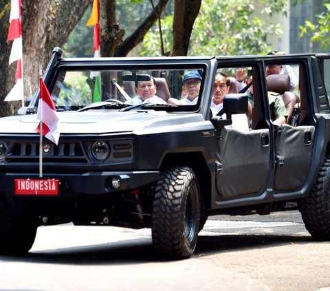 Momen 'Mesra' Jokowi Disopiri Prabowo Naik Maung Saat Kunjungi PT Pindad Bandung