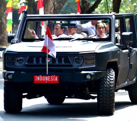 Momen 'Mesra' Jokowi Disopiri Prabowo Naik Maung Saat Kunjungi PT Pindad Bandung