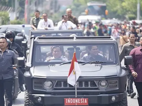 Prabowo's Moment of Hesitation When Invited to Take a Selfie with 2 Beautiful Women, Turns Out There's This Figure Beside Him