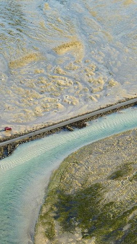 Ketika air pasang datang, jalan tersebut akan hilang karena tenggelam air laut.