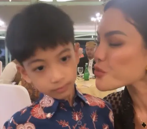 Viral Video President Jokowi's Grandson, Jan Ethes, Rejects Being Kissed by Nikita Mirzani