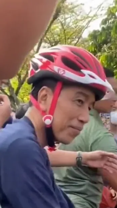Mau Foto Bareng Jokowi, Kaki Wanita Ini Malah Terlindas Sepeda Paspampres <br>