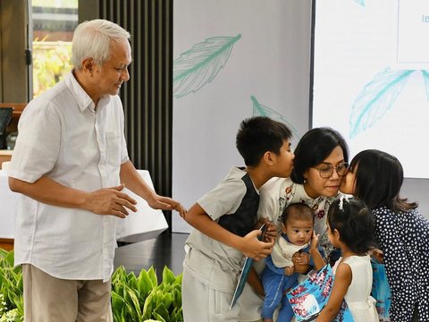 Warm Moment of Sri Mulyani Caring for Her Grandchild