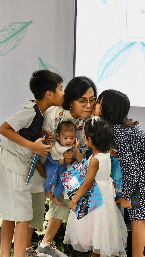 Warm Moment of Sri Mulyani Caring for Her Grandchild