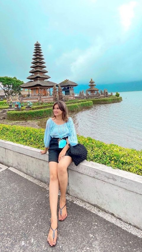 Dari postingannya di instagram, UN diketahui kerap liburan ke berbagai tempat di Indonesia, bahkan luar negeri. Seperti Bali hingga negeri jiran Malaysia.