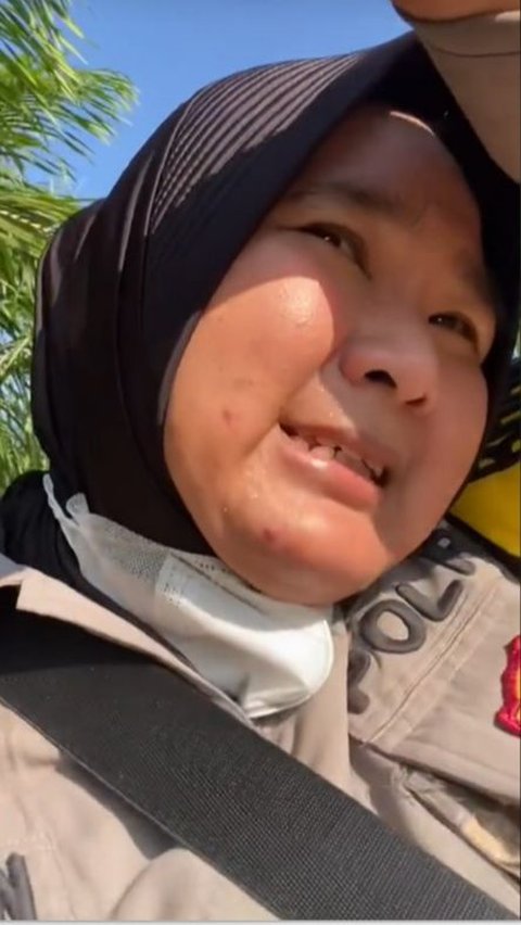 Salut! Bu Bhabin Bareng TNI Patroli di Tengah Hutan, Sigap Lari Cari Air saat Temui Titik Api Nyala