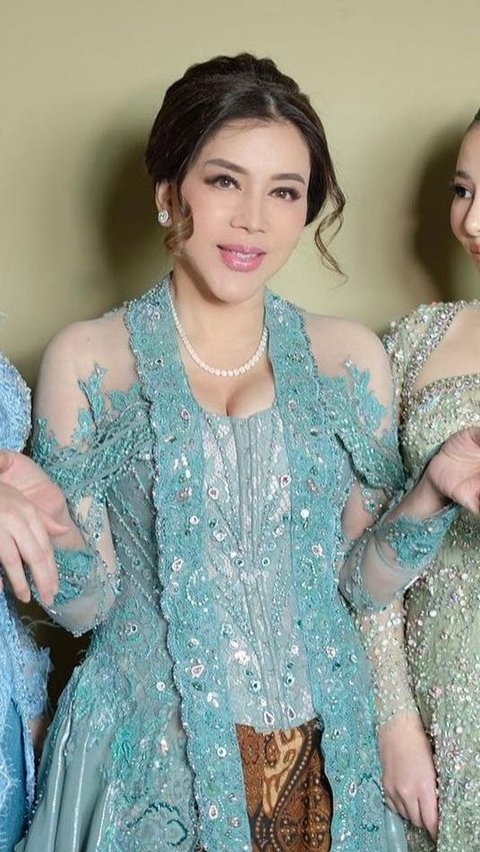 Namun, tak sedikit netizen yang menyebut model kebaya tersebut sangat elegan dan berkelas