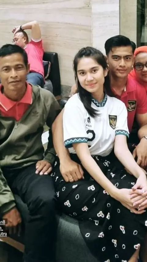 Inilah momen saat Azizah Salsha berfoto bersama Arhan dan mertuanya.