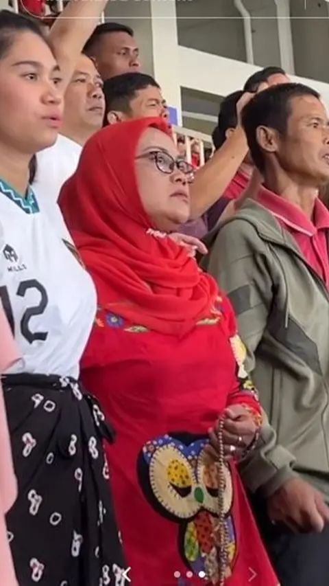 Pada pertandingan antara Indonesia dan Turkmenistan, Azizah duduk bersebelahan dengan ibu dan ayah Arhan.