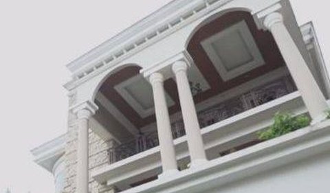 Appearance of the front of Denny Cagur's house