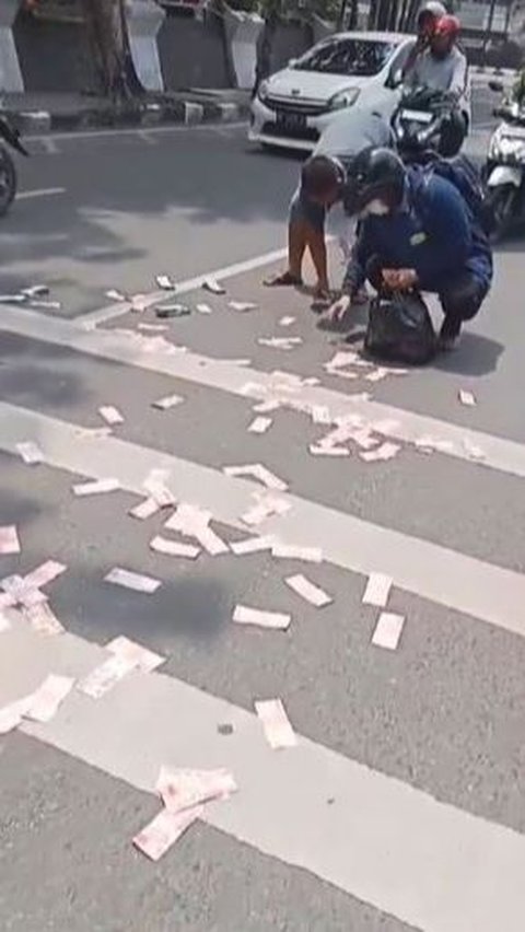 <b>Viral Momen Uang Berserakan di Jalanan Kota Medan, Aksi Warga Sekitar Curi Perhatian</b><br>