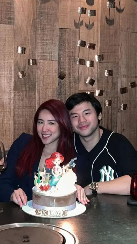 Lebih jauh lagi, Sean bahkan merayakan ulang tahun Vietyana Chloe, yang usianya 4 tahun lebih tua darinya.