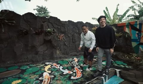 Ada kolam imitasi di rumah Narji