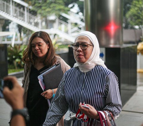 Tiba di depan Gedung Merah Putih Komisi Pemberantasan Korupsi (KPK), Eks Dirut Pertamina Karen Agustiawan tampak didampingi seorang wanita yang membawa sejumlah berkas di tangannya pada Selasa (19/9/2023).