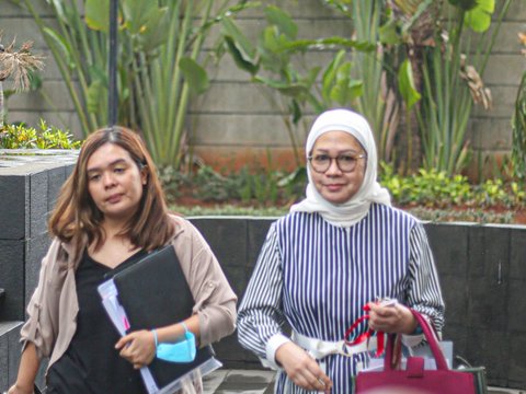 FOTO: Datang Berjilbab Putih dan Berbaju Garis Hitam ke KPK, Eks Dirut Pertamina Karen Agustiawan Diperiksa Sebagai Saksi Kasus Korupsi LNG