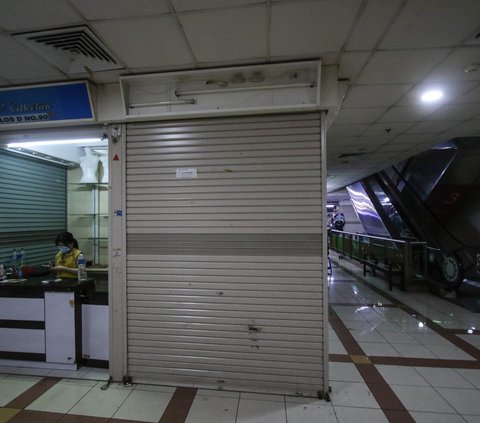 Dampak dari dominasinya toko online maupun live streaming di online shop, mengakibatkan sebagian pertokoan di Pasar Tanah Abang Blok A dan B  di Jakarta pada Selasa (19/9/2023) tutup.