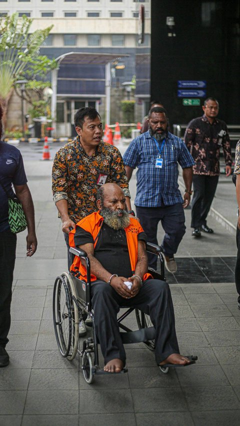 Lukas tampak terduduk di kursi roda saat memenuhi pemeriksaan tersebut.