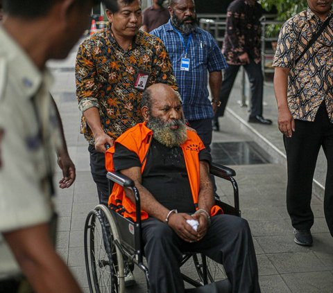 FOTO: Lukas Enembe Diperiksa KPK Terkait Dugaan Kirim Uang Miliaran Pakai Jet