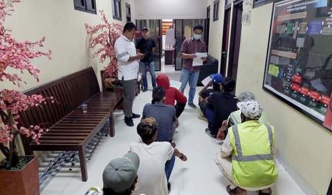 Dari penindakan itu, Polisi menyita sejumlah barang bukti, di antaranya alat garukan sampah.