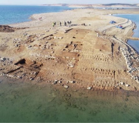 Selain itu, tim juga menemukan hampir 200 lempengan tanah liat yang diukir dengan teks aksara paku (cuneiform).
