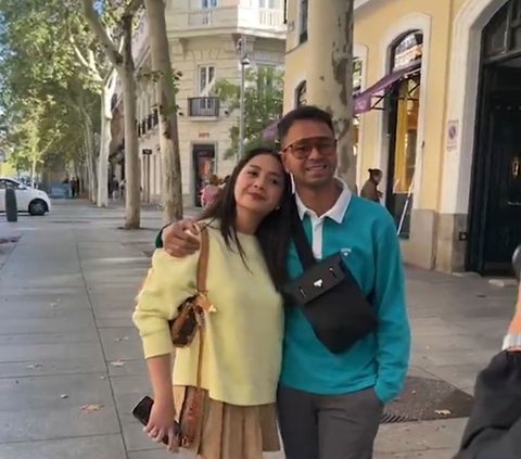 Potret Mesra Raffi Ahmad dan Nagita Slavina Jalan-jalan di Spanyol, Netizen 'Otw Adik Cipung'