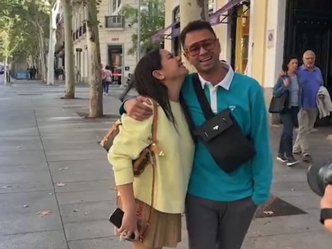 Potret Mesra Raffi Ahmad dan Nagita Slavina Jalan-jalan di Spanyol, Netizen 'Otw Adik Cipung'