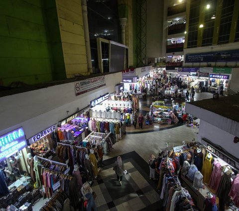 FOTO: Keluh Pedagang Meratapi Pasar Tanah Abang yang Kian Sepi Pengunjung Karena Toko Online