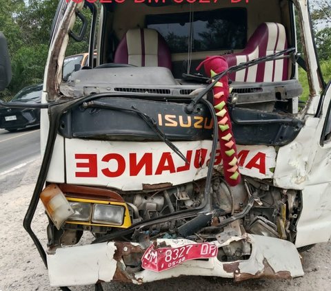 Saat bersamaan datang dari arah berlawanan mobil ambulans BM 8327 DP yang dikemudikan Asbi Lesmana (36) membawa pasien dan penumpang, keluarga pasien.<br>