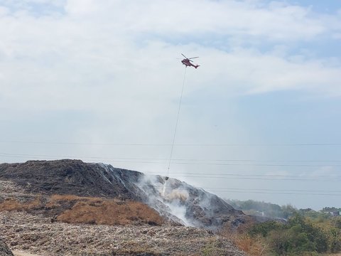 Kebakaran TPA Sampah Putri Cempo Solo Tak Kunjung Padam, Gibran Kerahkan Helikopter Water Bombing