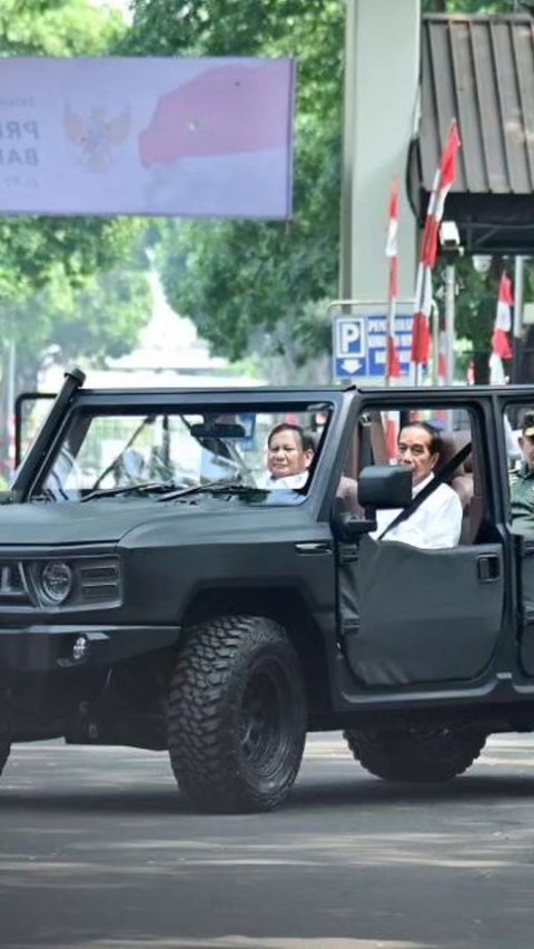 FOTO: Momen Jokowi Naik Maung Disopiri Prabowo Saat Tinjau PT Pindad di Bandung