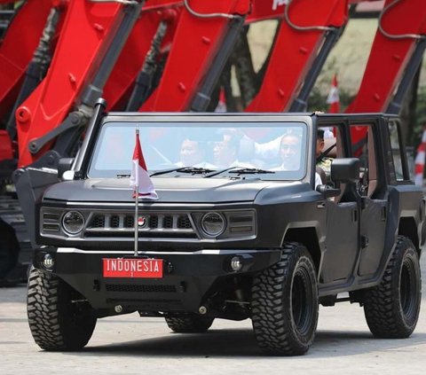 FOTO: Momen Jokowi Naik Maung Disopiri Prabowo Saat Tinjau PT Pindad di Bandung