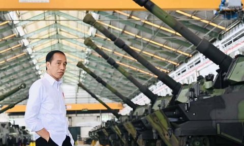 FOTO: Momen Jokowi Naik Maung Disopiri Prabowo Saat Tinjau PT Pindad di Bandung