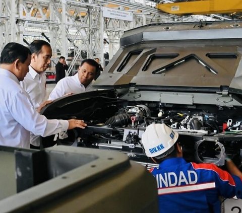 FOTO: Momen Jokowi Naik Maung Disopiri Prabowo Saat Tinjau PT Pindad di Bandung