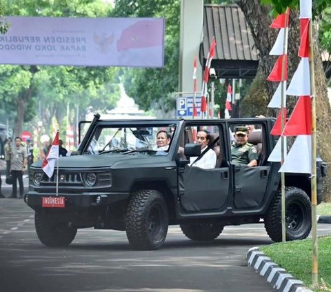 FOTO: Momen Jokowi Naik Maung Disopiri Prabowo Saat Tinjau PT Pindad di Bandung