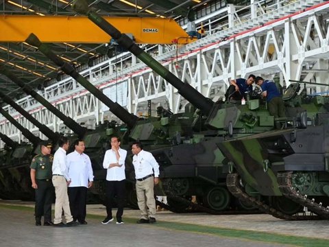 FOTO: Momen Jokowi Naik Maung Disopiri Prabowo Saat Tinjau PT Pindad di Bandung